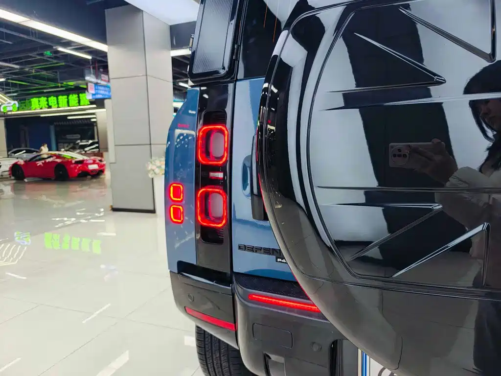 Land Rover Defender 2021 — фото 19