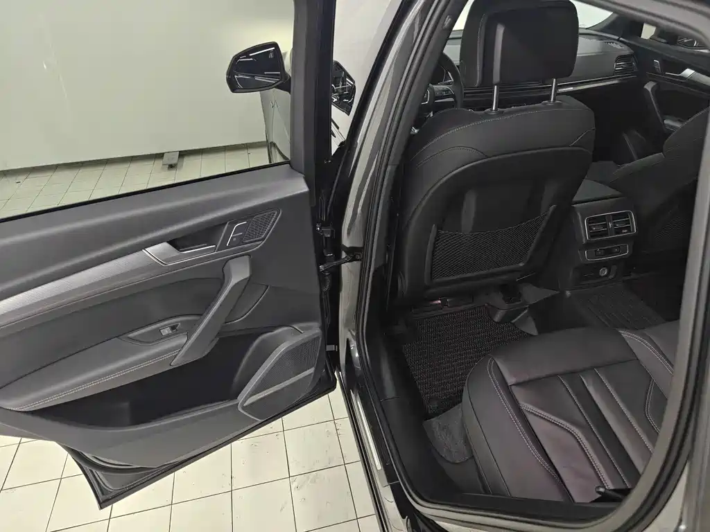 Audi Q5L 2023 — фото 12