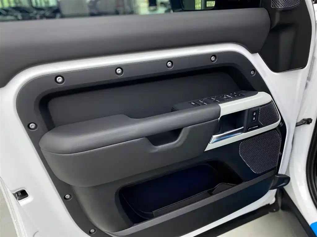 Land Rover Defender 2024 — фото 20