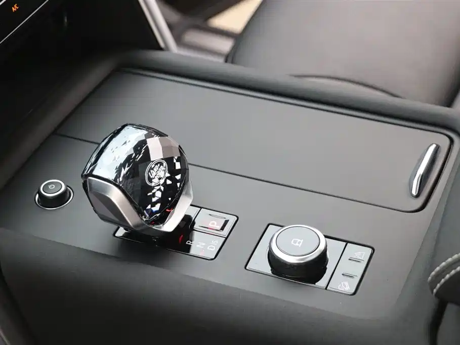 Land Rover Discovery 2023 — фото 15