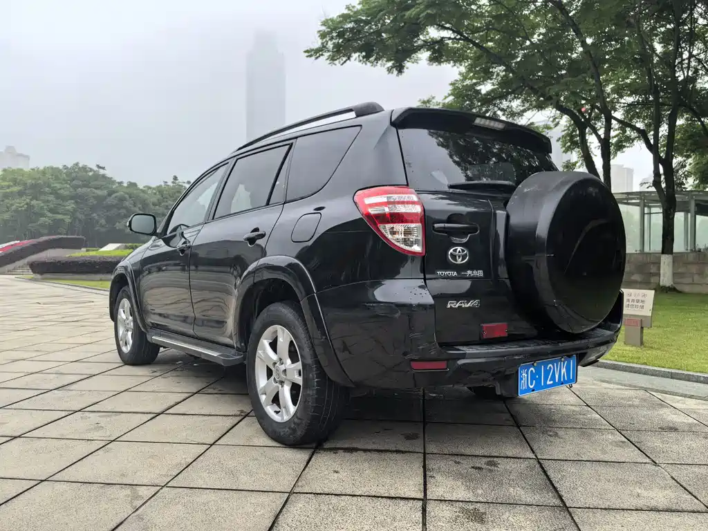 Toyota RAV4 2013 — фото 18