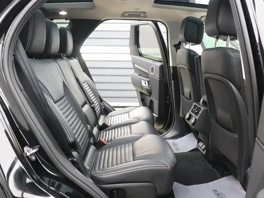 Land Rover Discovery 2023 — фото 25