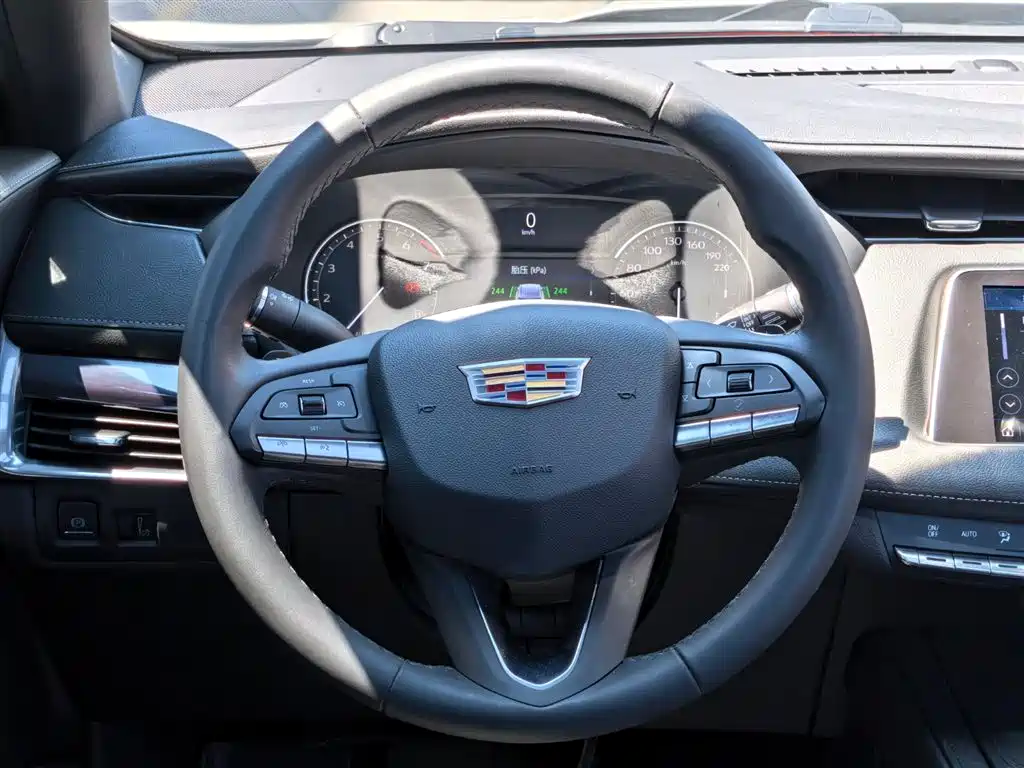 Cadillac XT4 2022 — фото 15