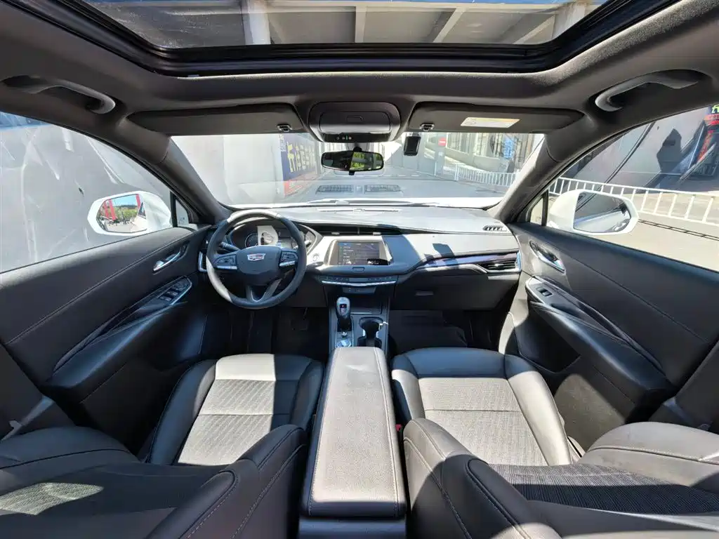 Cadillac XT4 2022 — фото 9