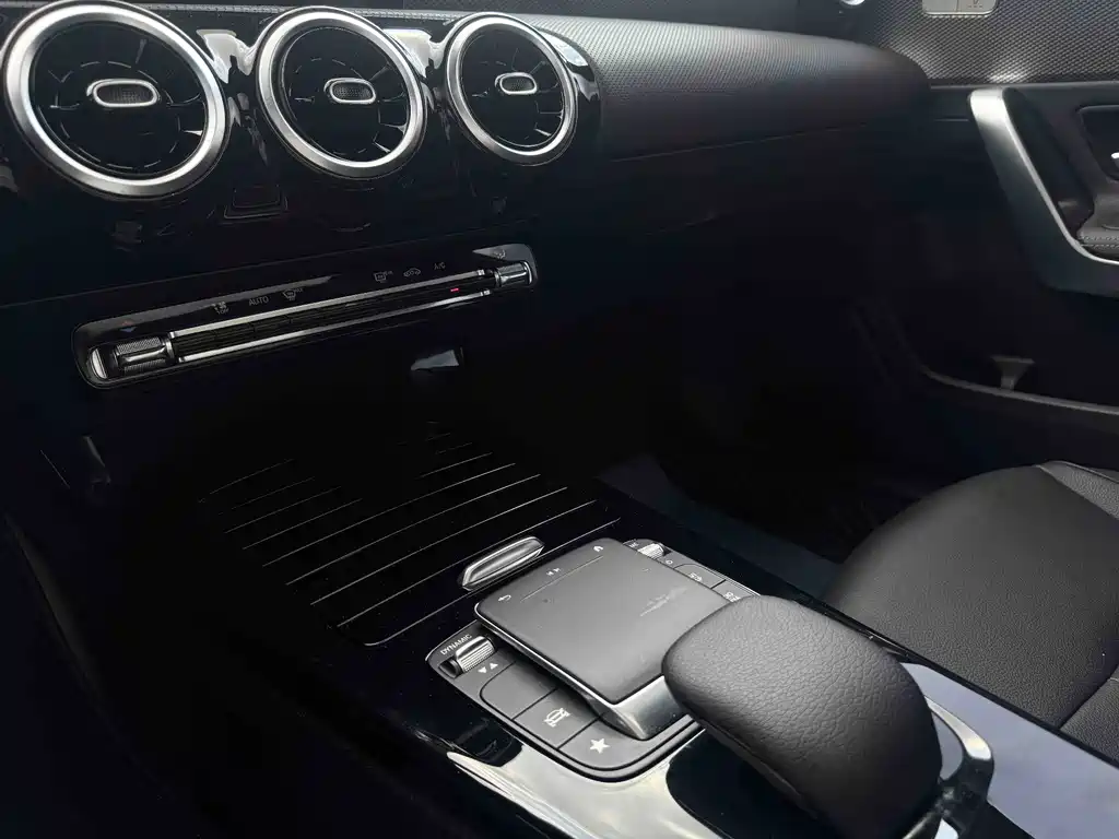 Mercedes-Benz A-Class 2022 — фото 18
