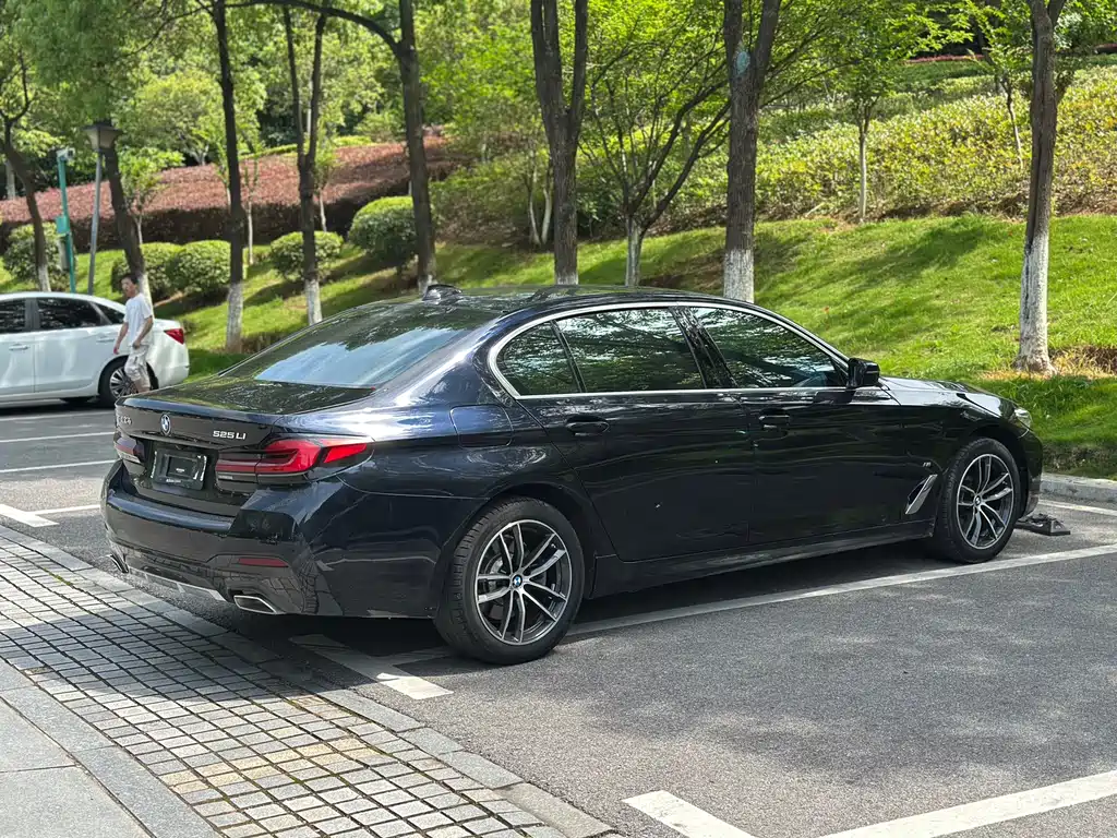 BMW 5 Series 2022 — фото 13