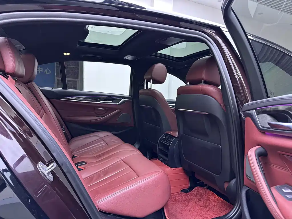 BMW 5 Series 2019 — фото 11