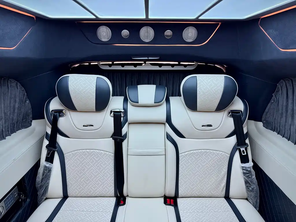 Mercedes-Benz V-Class 2021 — фото 20