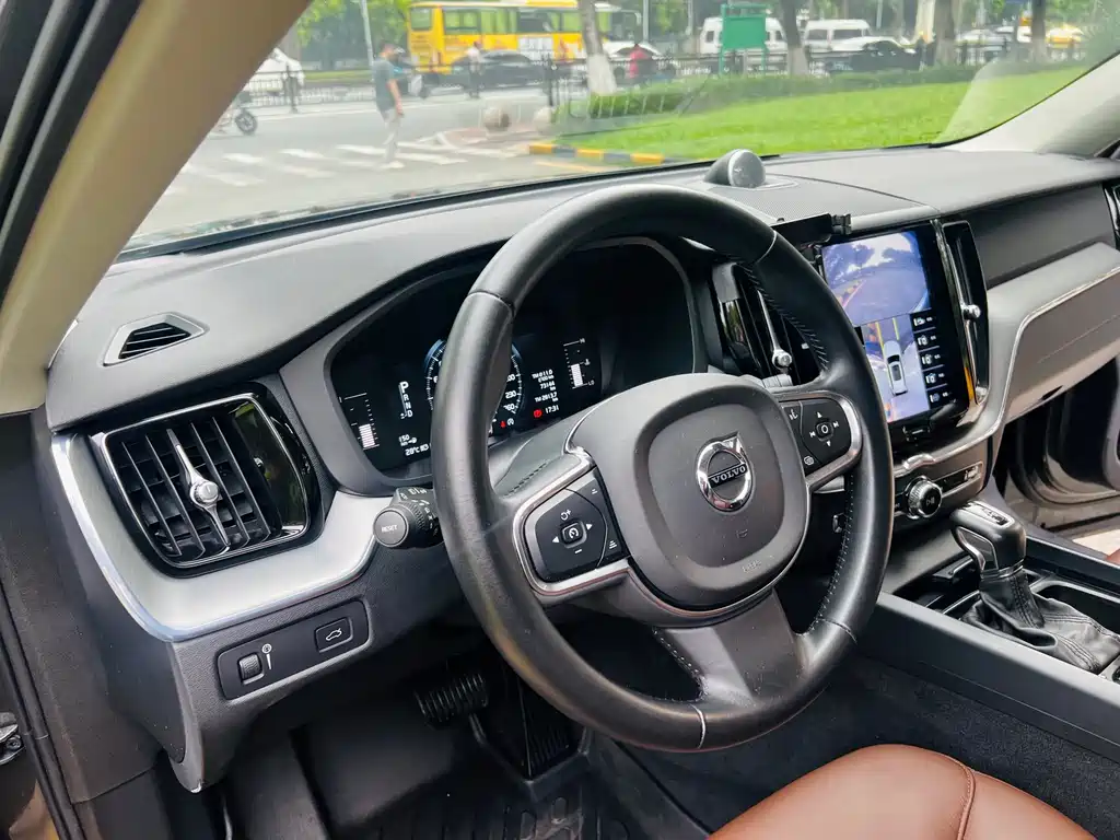 Volvo XC60 2020 — фото 19