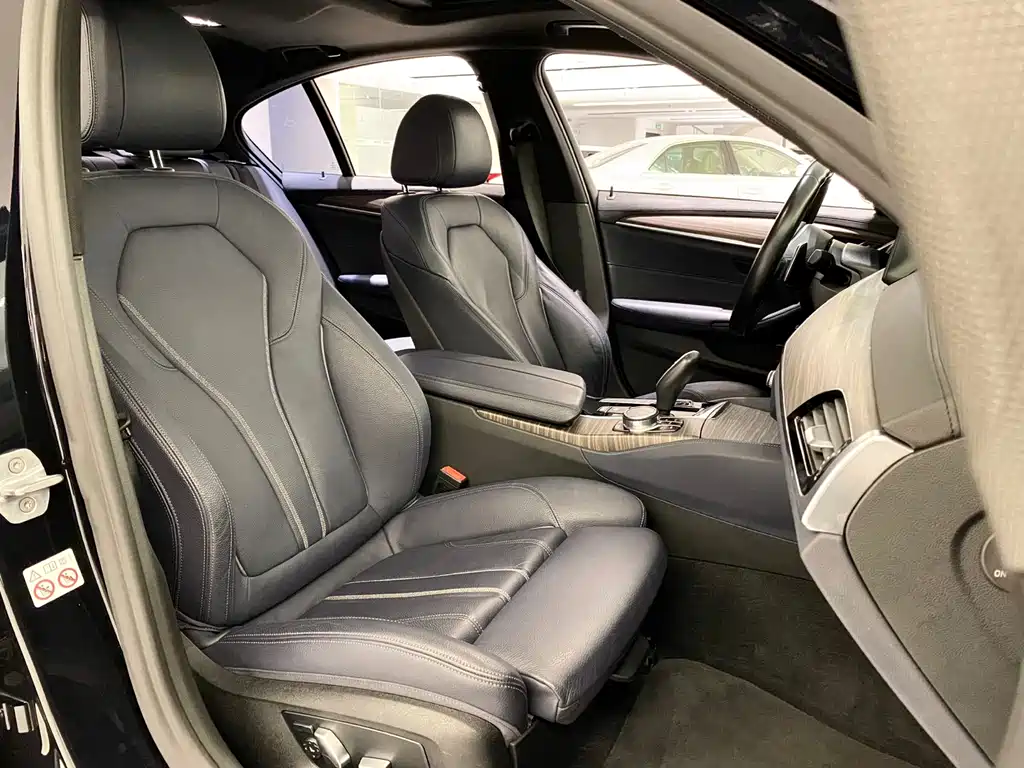 BMW 5 Series 2018 — фото 18