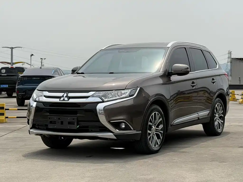 Mitsubishi Outlander 2018 — фото 1