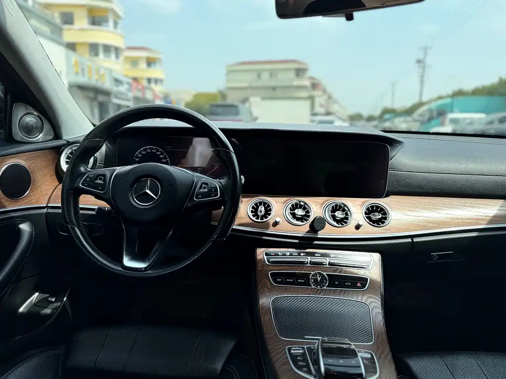 Mercedes-Benz E-Class 2018 — фото 14