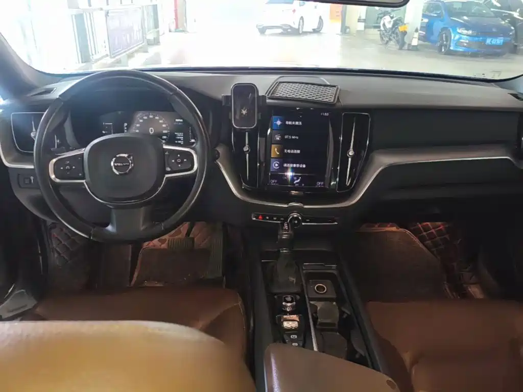 Volvo XC60 2021 — фото 10