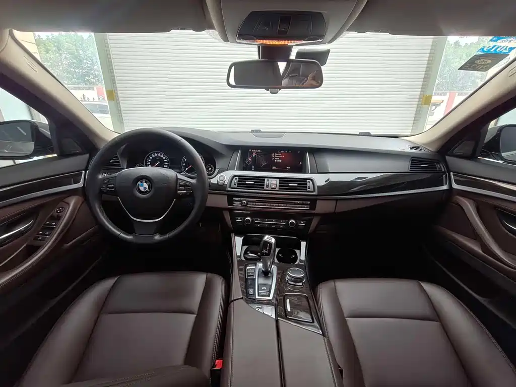 BMW 5 Series 2017 — фото 13