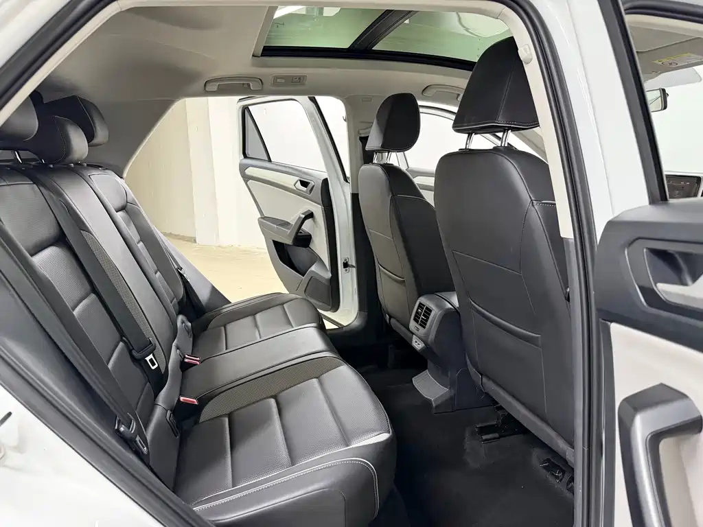 Volkswagen T-Roc 2023 — фото 9