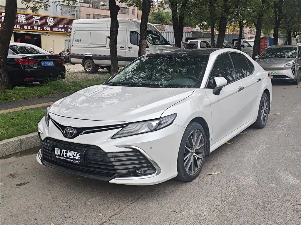 Toyota Camry 2022 — фото 1
