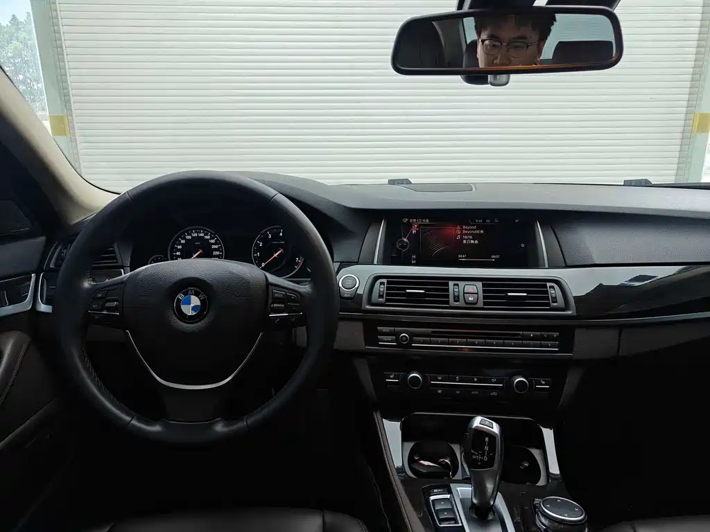 BMW 5 Series 2017 — фото 12