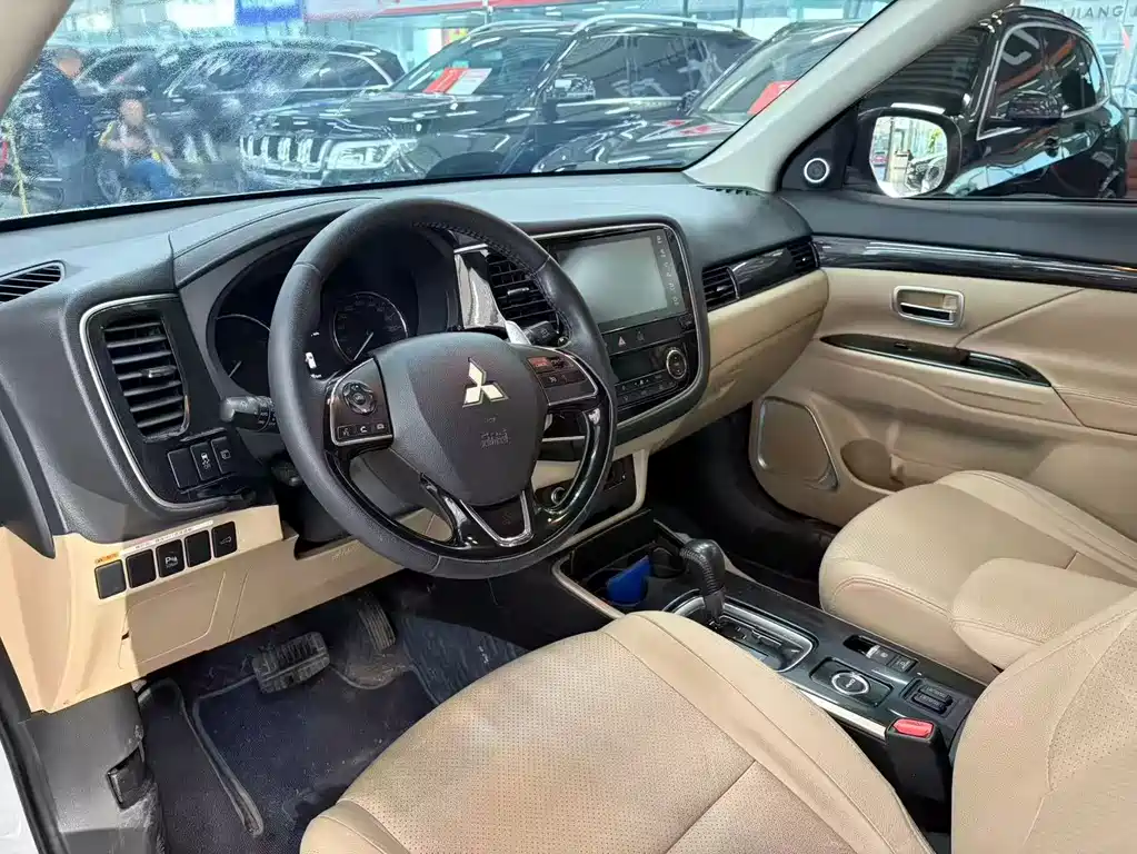 Mitsubishi Outlander 2018 — фото 4
