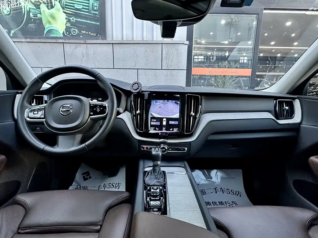 Volvo XC60 2019 — фото 9