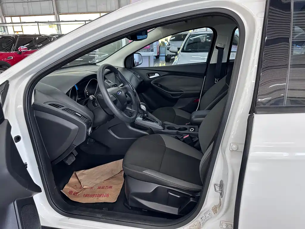 Ford Focus 2014 — фото 10