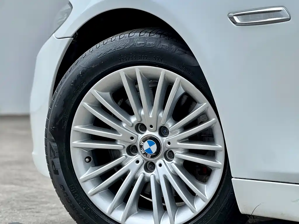 BMW 5 Series 2016 — фото 10