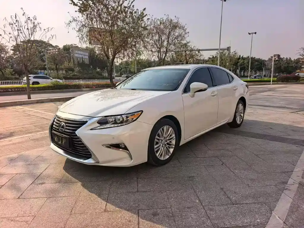 Lexus ES 2017 — фото 1