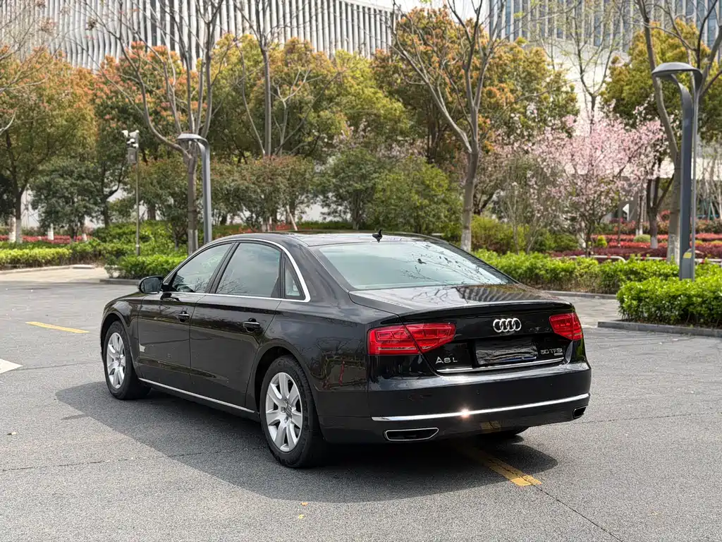 Audi A8 2014 — фото 16