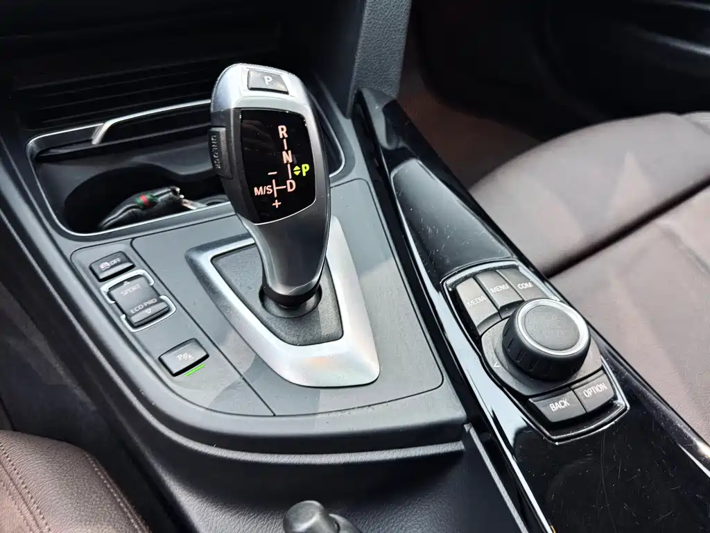 BMW 3 Series 2018 — фото 15