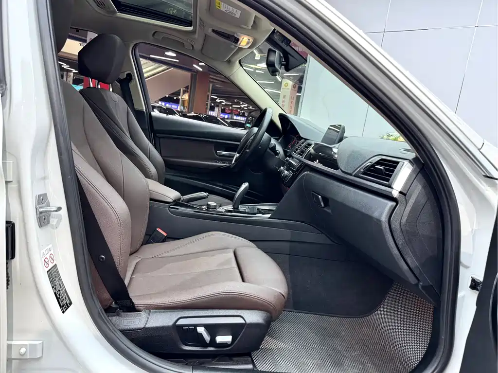 BMW 3 Series 2018 — фото 16