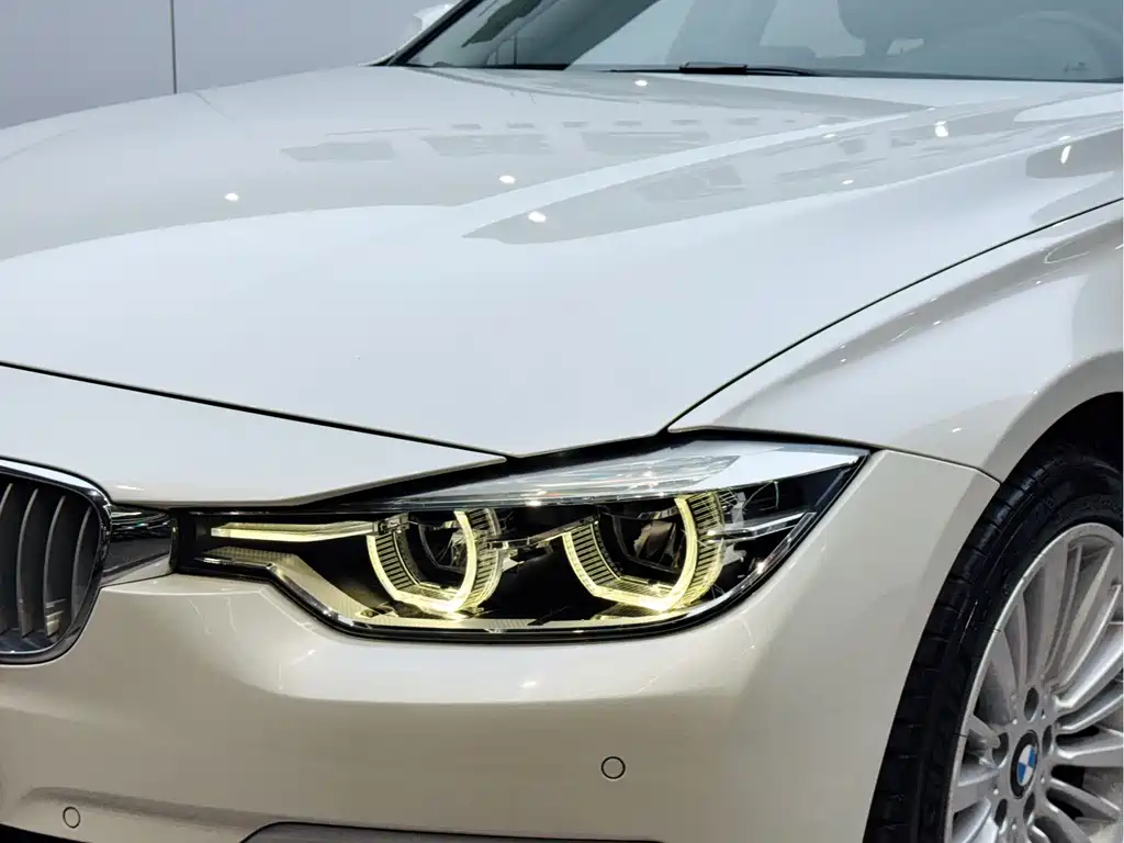 BMW 3 Series 2018 — фото 23