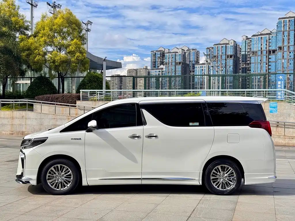 Toyota Alphard 2022 — фото 3