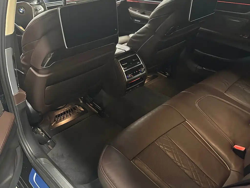 BMW 7 Series 2017 — фото 11