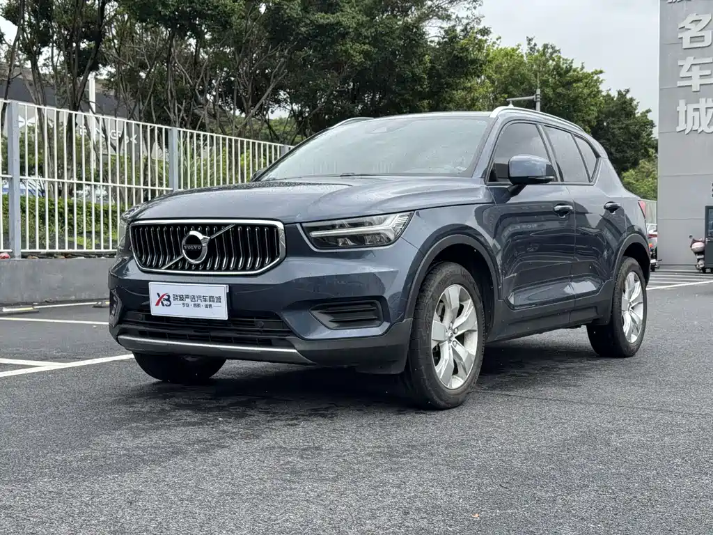 Volvo XC40 2022 — фото 1