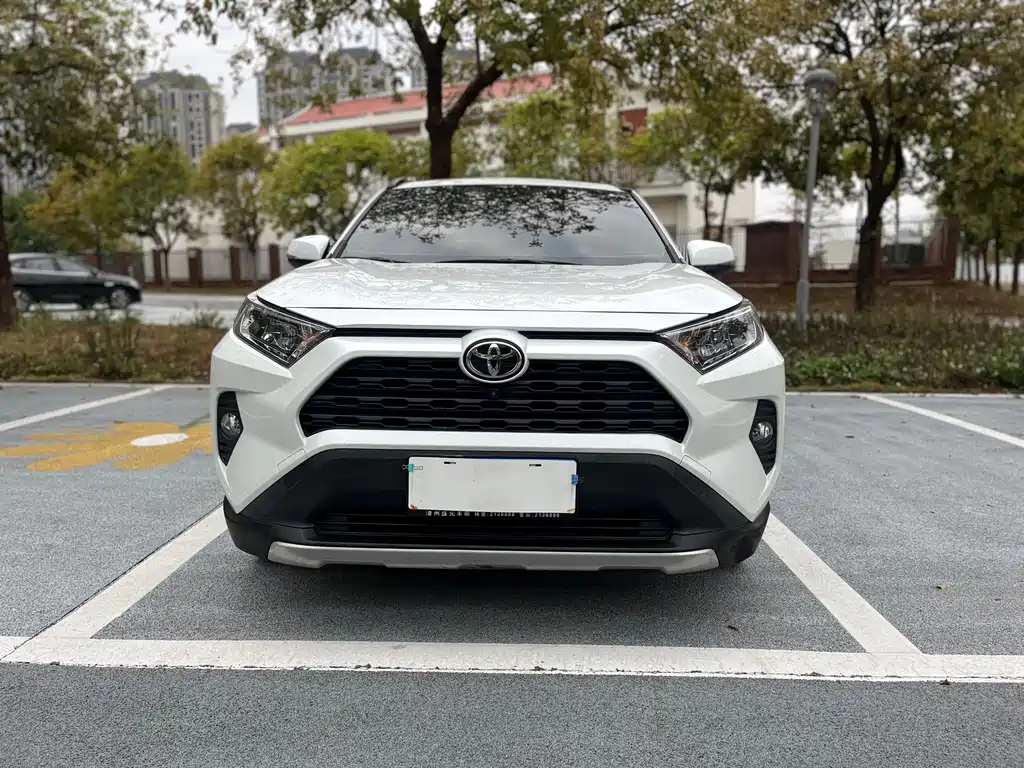 Toyota RAV4 2022 — фото 10