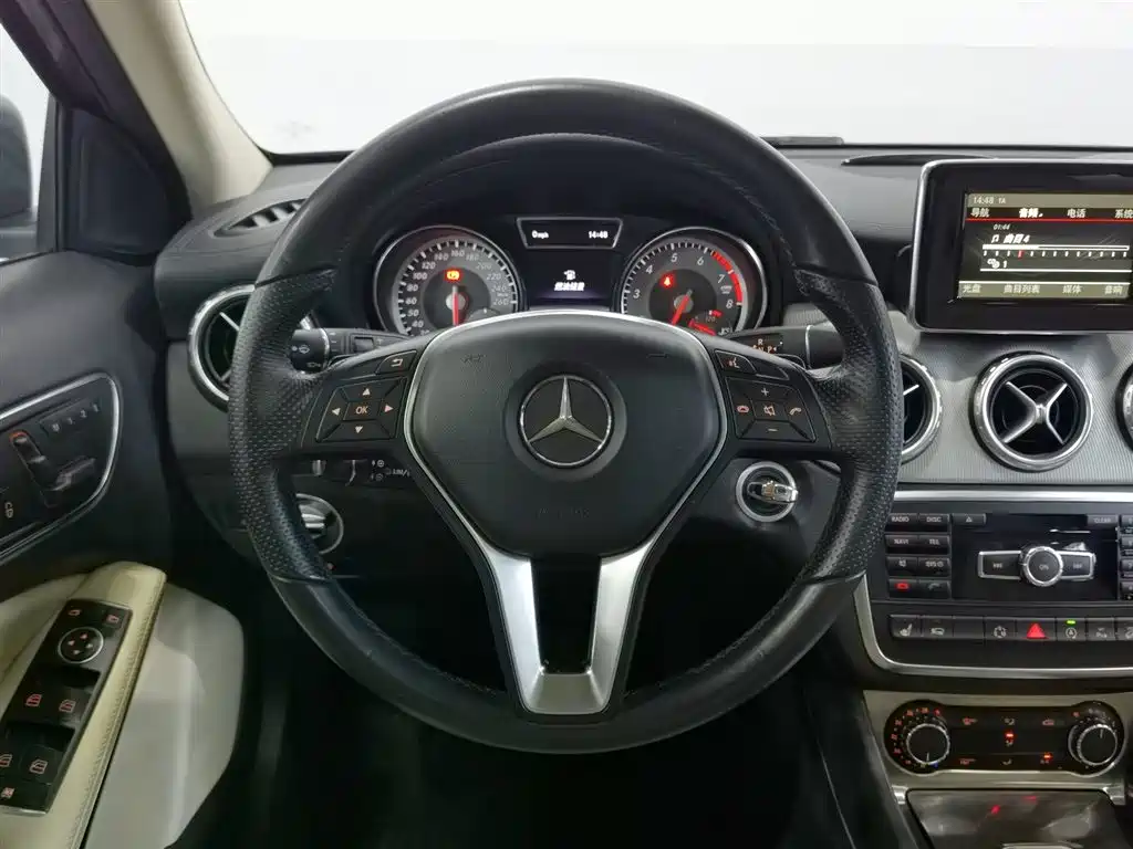 Mercedes-Benz GLA 2015 — фото 11