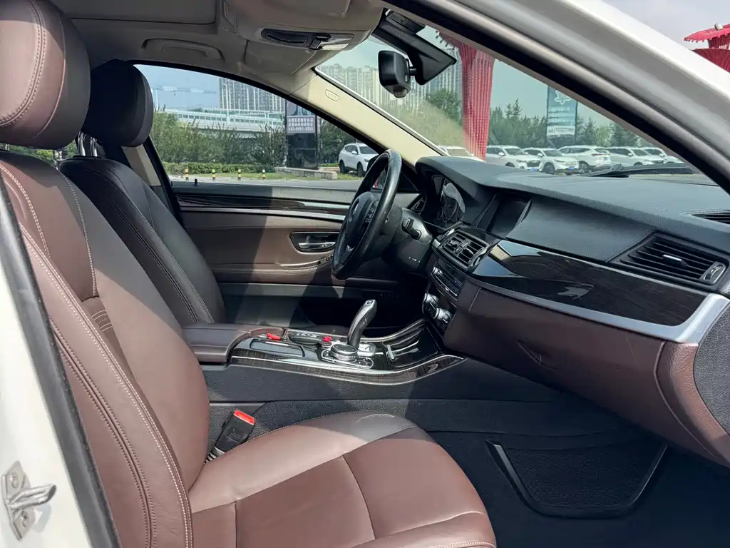 BMW 5 Series 2015 — фото 11