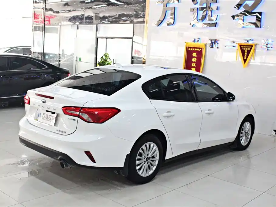 Ford Focus 2018 — фото 16
