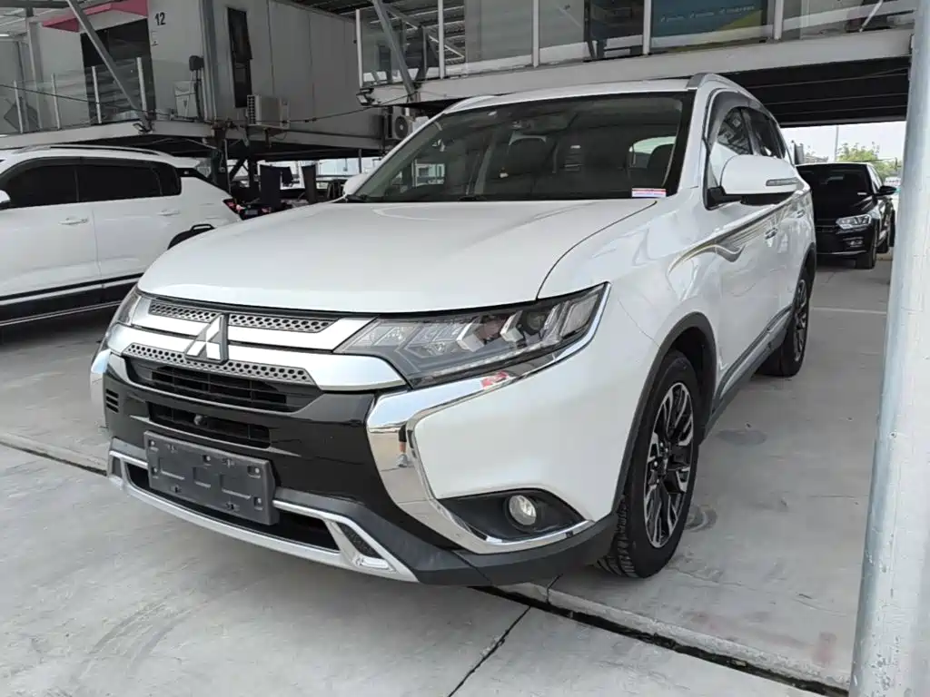 Mitsubishi Outlander 2019 — фото 1