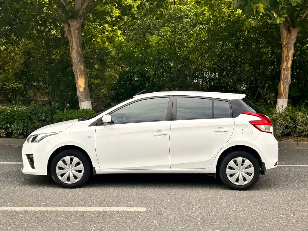 Toyota Yaris L 2015 — фото 4