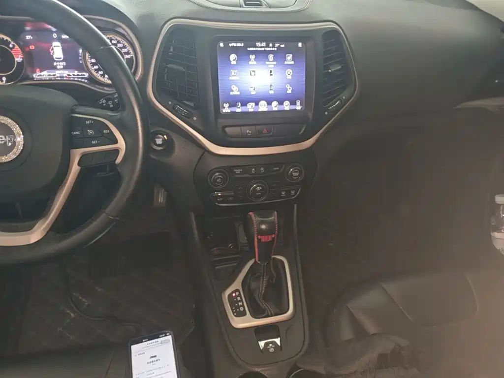 Jeep Cherokee 2018 — фото 13