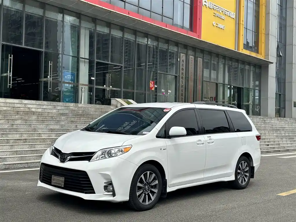 Toyota Sienna 2018 — фото 1