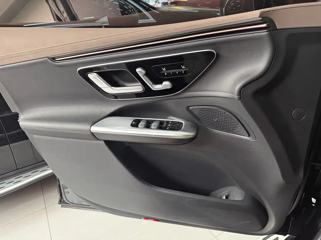 Mercedes-Benz EQE SUV 2024 — фото 15