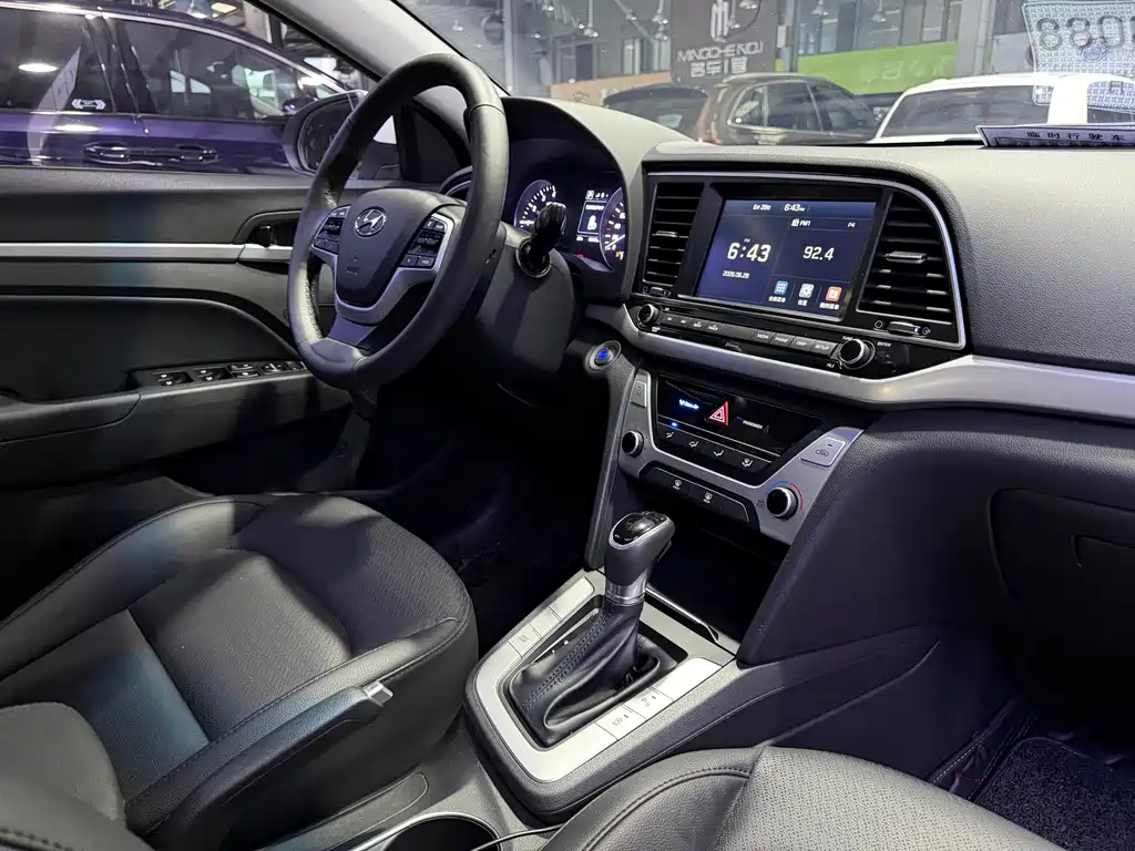 Hyundai Elantra 2018 — фото 14