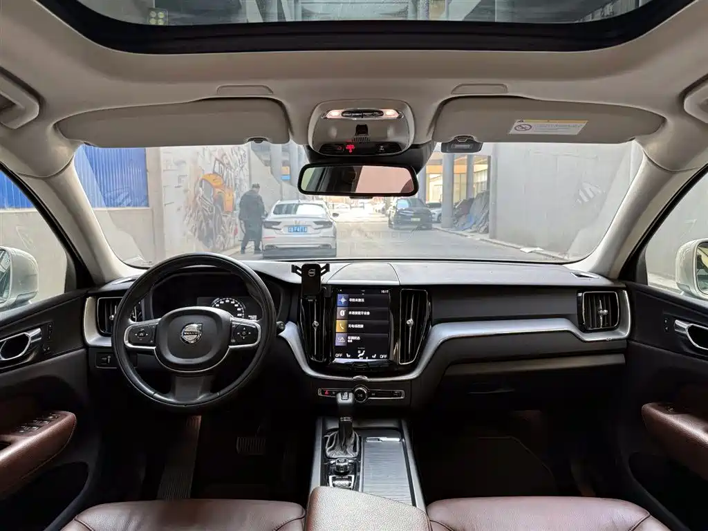 Volvo XC60 2020 — фото 11