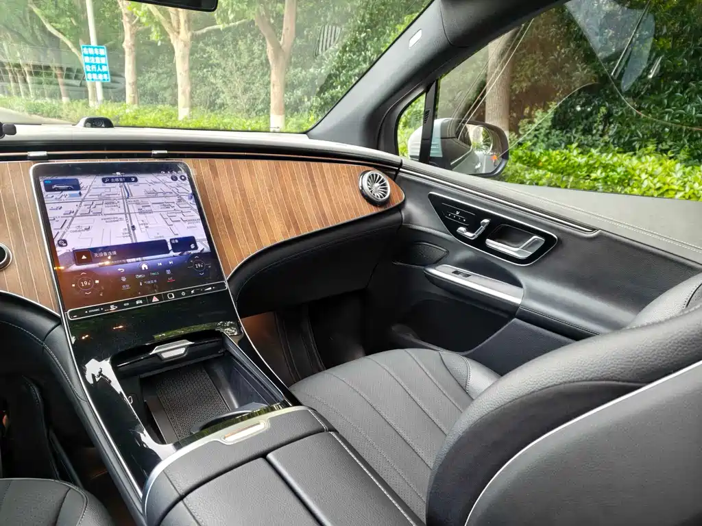 Mercedes-Benz EQE SUV 2025 — фото 12