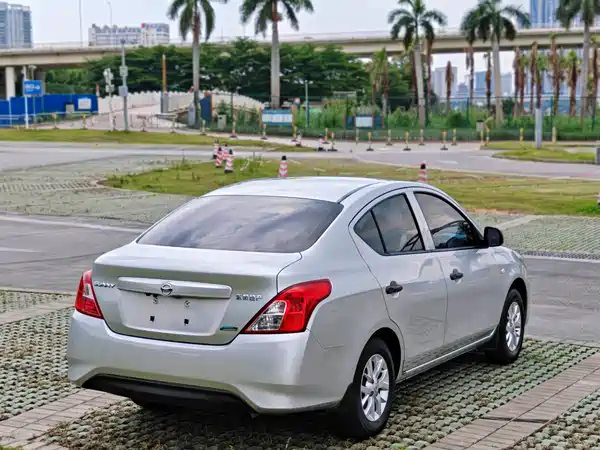 Nissan Sunny 2015