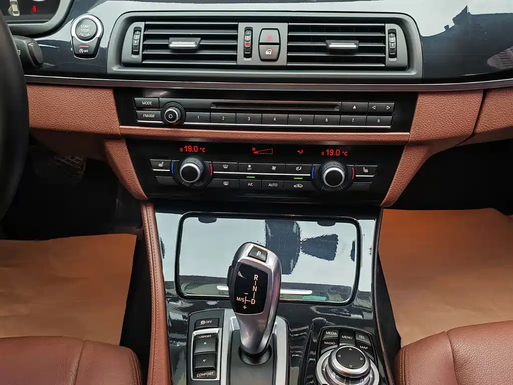 BMW 5 Series 2017 — фото 8