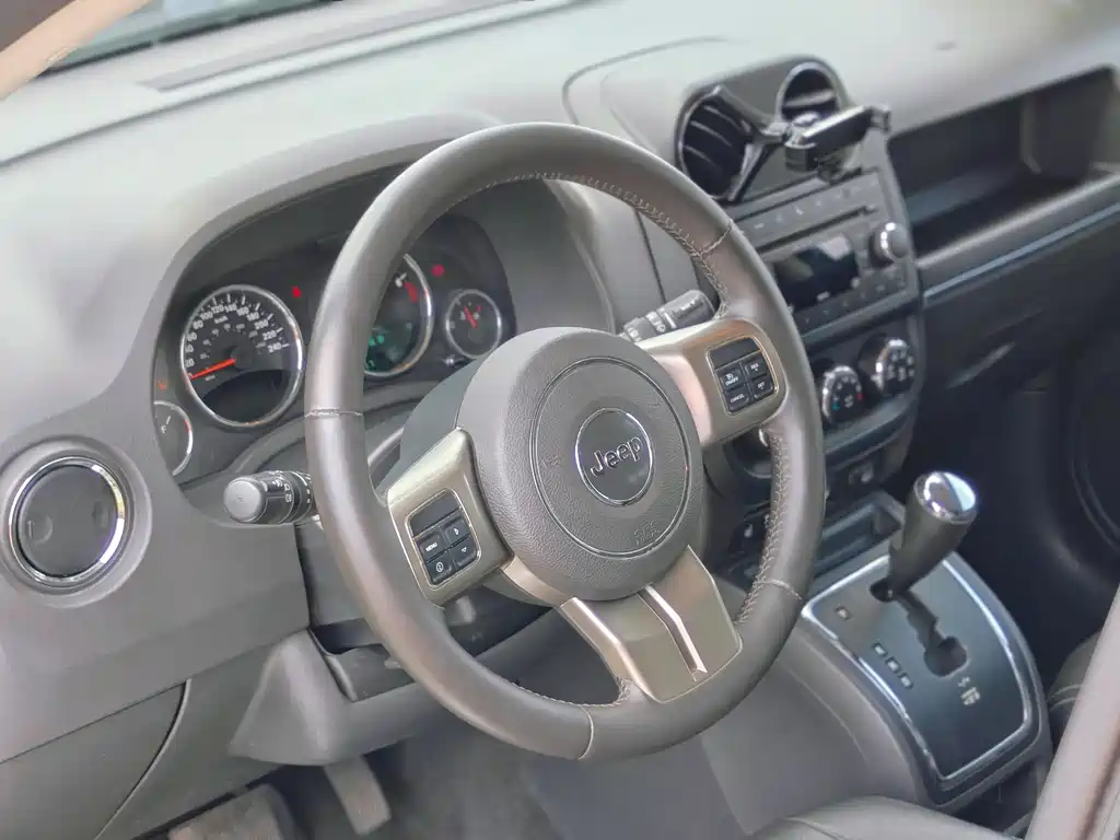 Jeep Compass 2013 — фото 10
