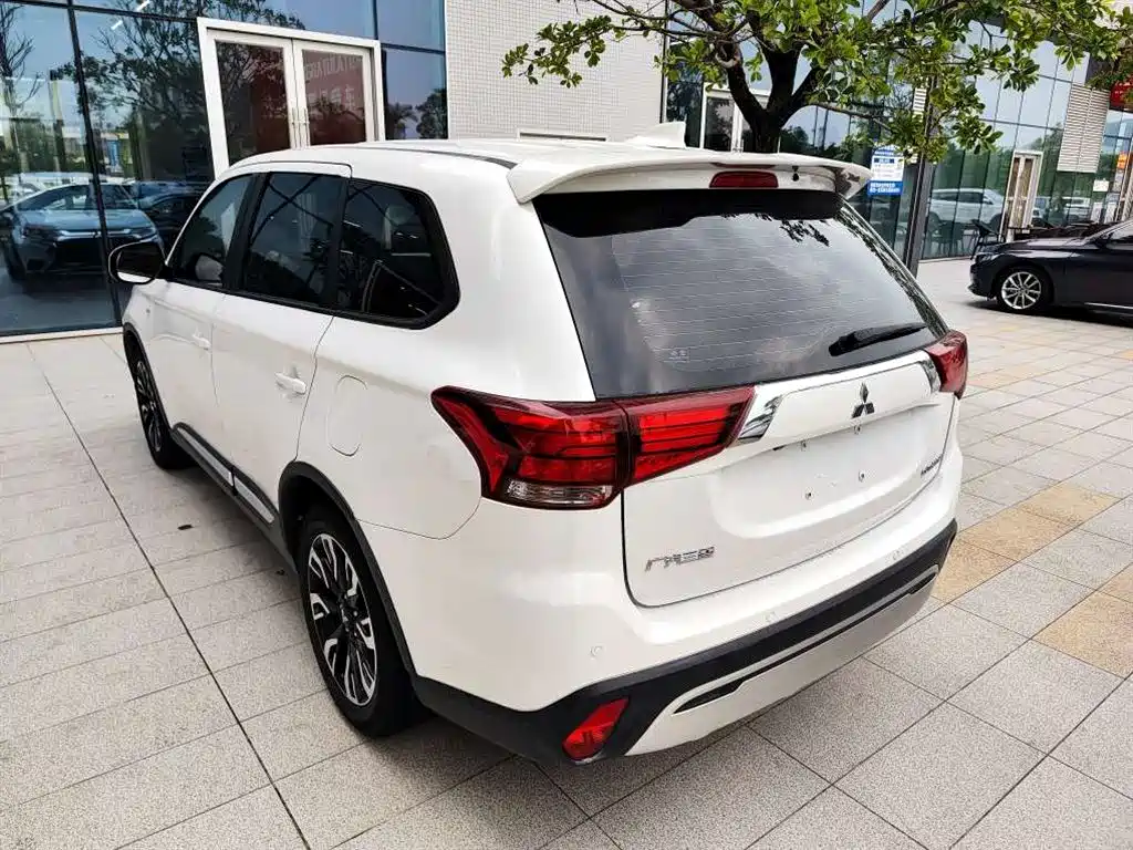 Mitsubishi Outlander 2021 — фото 6