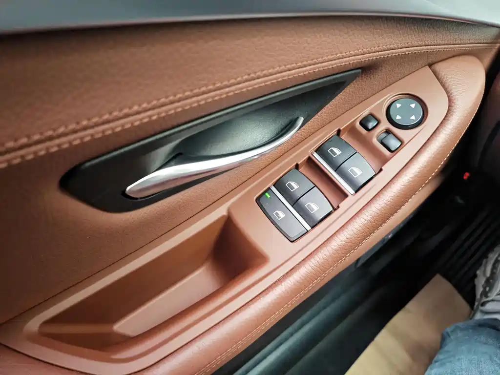 BMW 5 Series 2017 — фото 16
